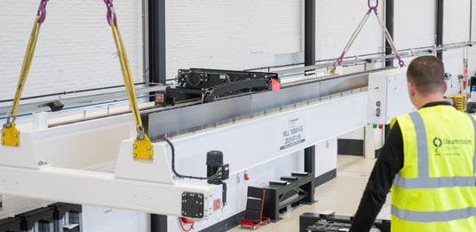 Monteurs van Mennens Cleanroom Cranes begeleiden de veilige installatie van een cleanroomkraan.