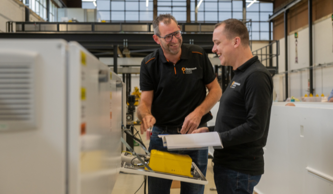 Manager engineering 2 mannen praten in werkplaats